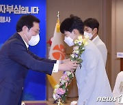 이용섭 광주시장, 올림픽 3관왕 안산 선수에 꽃목걸이