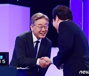 '네거티브 중단' 악수하는 이재명·이낙연