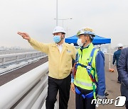 개통 앞둔 월드컵대표 점검하는 유동균 마포구청장