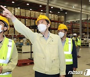 CJ대한통운 곤지암 메가허브터미널 살펴보는 황성규 차관