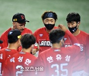 [포토]1-10으로 뒤지는 SSG, 분위기 바꿔보자고!