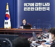 문 대통령, 코로나 신규확진 2200명 돌파에 "국민 협조 다시 한번 당부"