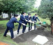 [fn포토] 원희룡, 퇴임 기념 천년나무 '주목' 식재