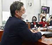 崔 "국민 삶, 왜 정부가 책임지나".. 河 "뭘 책임지려 대선 나왔나"