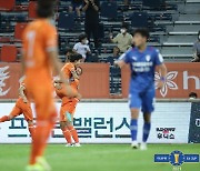 [FA컵 리뷰] '김대원 2골' 강원, 수원 2-0 제압..창단 첫 준결승 진출