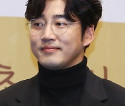 Actor Yoon Kye-sang set to wed his girlfriend