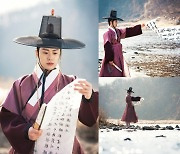 '홍천기' 공명 스틸, 예술 사랑하는 '낭만 대군' 변신 [M+TV컷]