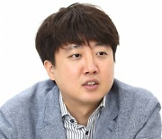 정진석 "남을 떠받쳐야" vs 이준석 "주변에 하이에나 없어야"