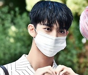 CIX 배진영  '입 벌어지는 하트 포즈' [포토엔HD]