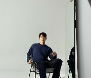 김우빈, 눈 감고 ♥신민아 생각 중? 멍 때려도 잘생겼네