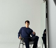 '신민아♥︎' 김우빈, 일하면서도 눈 감고 여친 생각하나