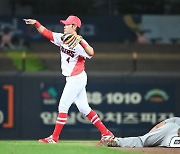 비디오판독 요청하는 강경학,'친정팀이라도 확실하게 짚고 가야죠' [사진]