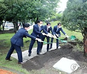 퇴임 기념 식수하는 원희룡 제주지사