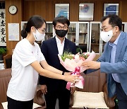 제천시, 올림픽 마라톤 '투혼의 완주' 최경선에 격려금