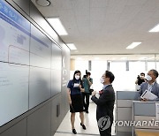 전자여행허가제 관련 영상 시청하는 박범계 장관