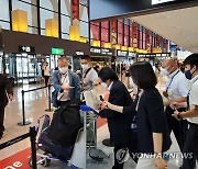 '막말' 소마 일본 공사, 정부 '응당조치' 요구 25일 만에 귀국