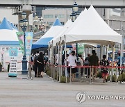 당국 "정점 아니다, 현재 조치론 확산세 차단 어려워..강화조치 검토"(종합)