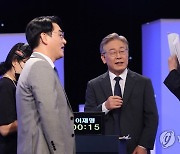 본경선 3차 TV토론에 앞서 대화하는 박용진, 이재명과 이낙연