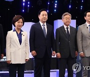 본경선 3차 TV토론에 앞서 기념촬영하는 민주당 대선 예비후보들