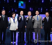 본경선 3차 TV토론에 앞서 기념촬영하는 민주당 대선 예비후보들