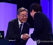 인사하는 이재명과 이낙연