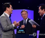 본경선 3차 TV토론에 앞서 대화하는 박용진, 이재명과 이낙연