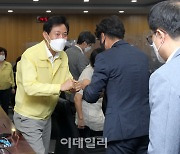 [포토] 코로나19 자문위원과 인사하는 오세훈 시장