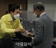 [포토] 최강원 자문위원장과 인사하는 오세훈 시장