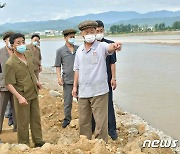 북한 김덕훈 내각총리 함경도 수해 지역 시찰.."민생 안정" 강조