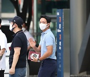 [E포토] 정용화, '멀리서 봐도 훈훈한 손인사'