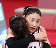 '배구황제' 김연경, 17년만에 국대 은퇴..'리더의 품격' 남겼다