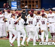 끈질긴 승부끝에 6-4 역전승 거둔 키움 [사진]