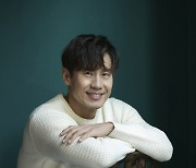 이준익 감독 첫 드라마 주인공은 신하균