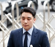 [속보]'성매매알선' 승리, 징역 3년에 추징금 11억 선고..법정 구속