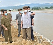 김덕훈 북한 내각총리, 함경남도 수해 복구현장 찾아