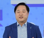 '더민:정책마켓'에서 정책 세일즈하는 김두관 후보