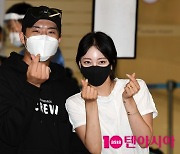 [TEN 포토+] '10살 연하♥' 한예슬, 공항+사랑도 레드가 포인트..커플링 끼고 당당하게 귀국