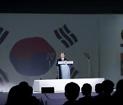 코로나에 광복절 경축식 역대 최소 규모로..사전녹화 병행