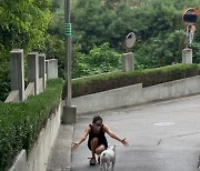 이혜영, 이게 바로 40억대 한남동 고급빌라 풍경? 반려견과 산책중