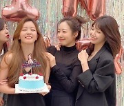 '에이핑크' 10주년 축하·윤보미 생일 파티..손나은만 없네