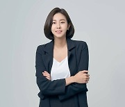 유이, '커리어 우먼룩' 찰떡이네.."현실은 집콕"