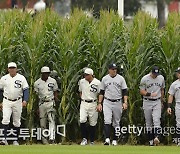 '꿈의 구장'이 현실로 돌아왔다..CWS, 옥수수밭 끝내기 홈런으로 승리