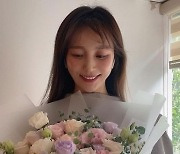 안혜경, 꽃다발 품에 안고.."1년 내내 생일이고 싶다" [리포트:컷]