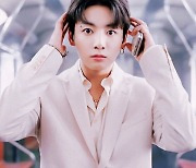 요즘 정국이 연기력 물오름..방탄소년단 정국, 구매욕 자극하는 명품 연기 '오~와~'