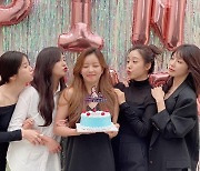 에이핑크 윤보미, 29번째 생일파티..손나은만 없네[스타IN★]