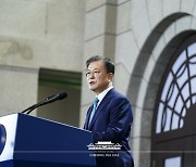 문 대통령 "10월 국민의 70%가 2차 접종 완료..내년 상반기 백신 국산화"