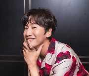 [Herald Interview] Lee Kwang-soo returns as relatable office worker in disaster comedy 'Sinkhole'