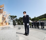 이시종 충북지사·도청 직원, 삼일공원서 애국선열 희생정신 기려