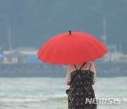 제주, 기압골 영향 흐리고 강한 비.."안전사고 유의"