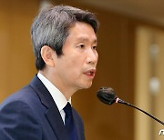 이인영 장관 '북한과의 관계 정상화에 관심이 필요'